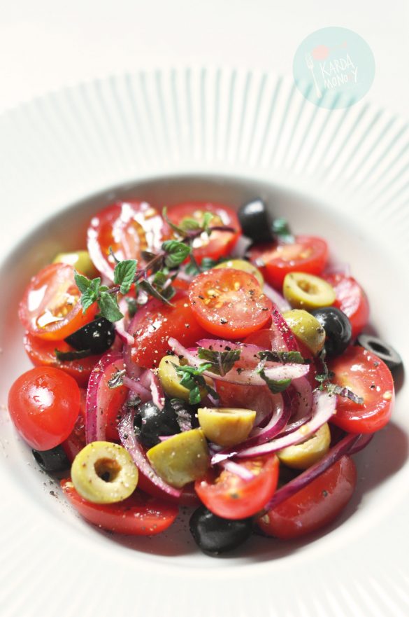 Sałatka z pomidorów, oliwek, cebuli i mięty
