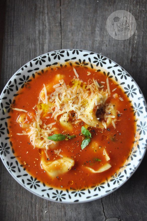 Zupa pomidorowa z tortellini z ricottą