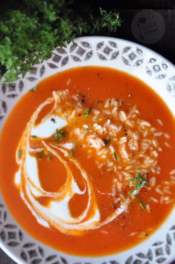 Zupa pomidorowa ze świeżych pomidorów z ryżem i bazylią
