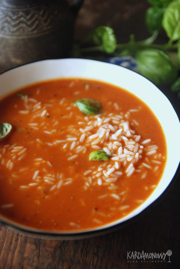 Gęsta zupa pomidorowa z ryżem i bazylią