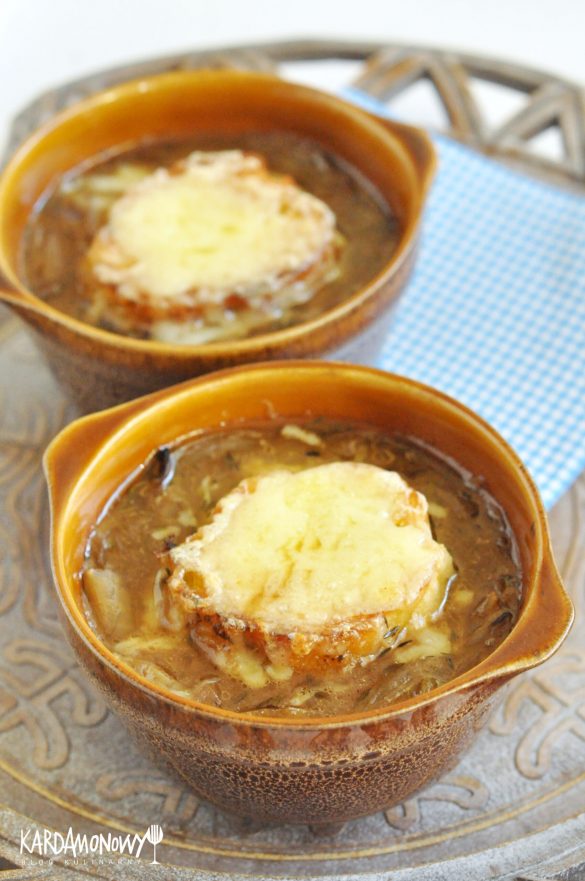 Francuska zupa cebulowa z grzankami i serem