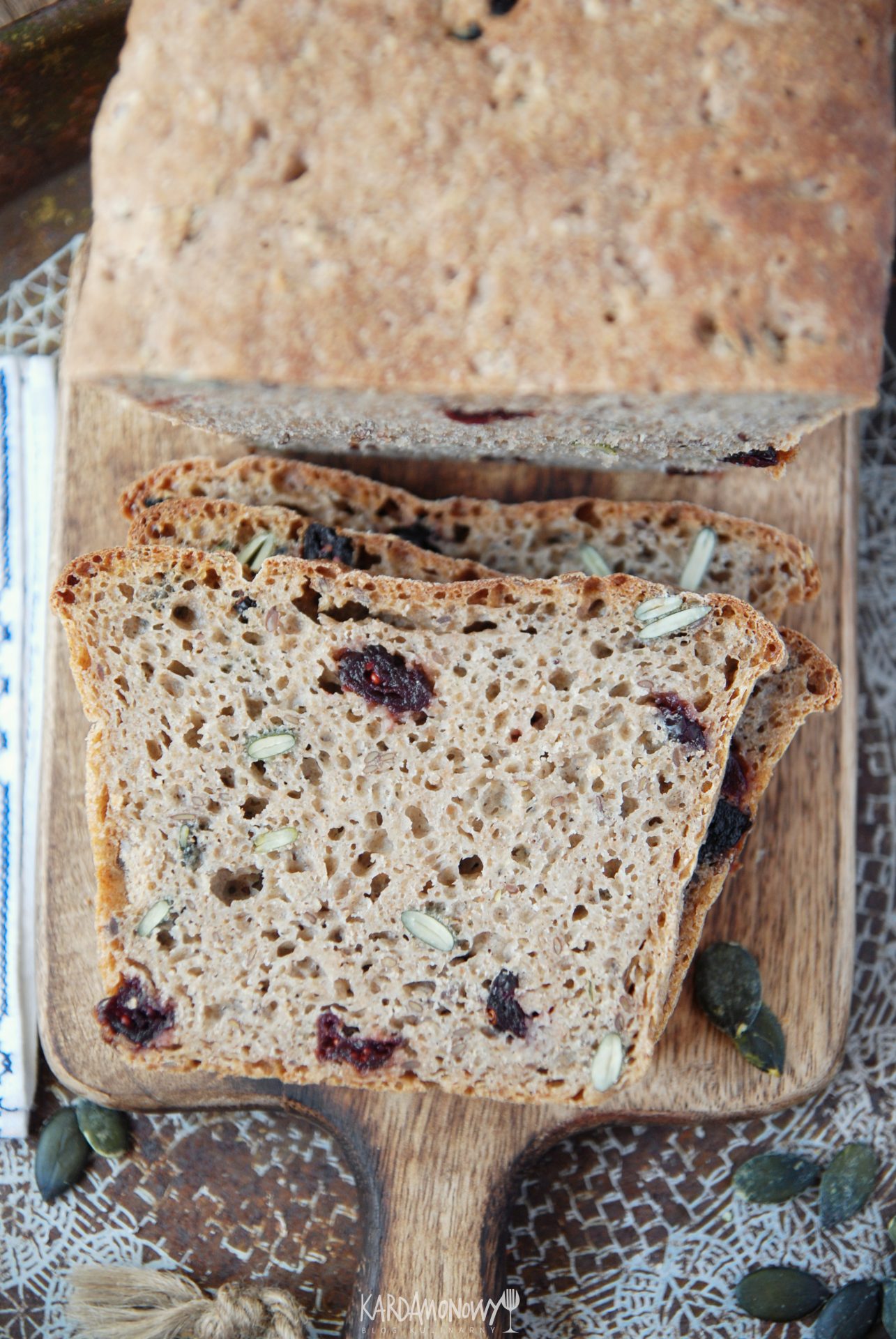 Chleb pszenno-żytni z żurawiną i pestkami dyni